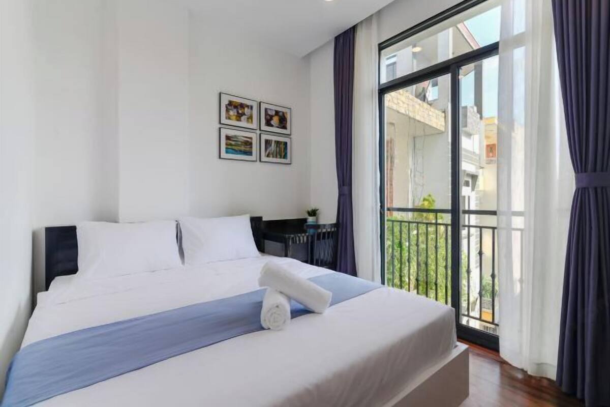 1 habitación, decoración personalizada, muebles diferentes y escritorio