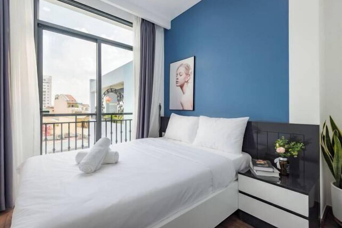 1 habitación, decoración personalizada, muebles diferentes y escritorio