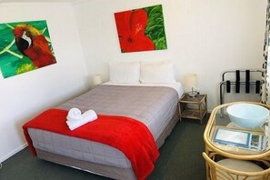 2 bedrooms, iron/ironing board, internet, bed sheets - House with self-contained adjoining studio. Great for large groups (Auckland)