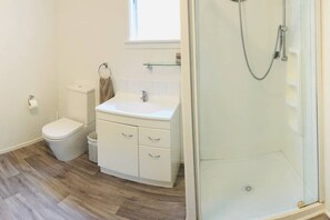 Shower, hair dryer, towels - House with self-contained adjoining studio. Great for large groups (Auckland)