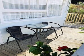 Outdoor dining - House with self-contained adjoining studio. Great for large groups (Auckland)