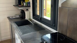 Cafetera/tetera, refrigerador, microondas, placa de cocina