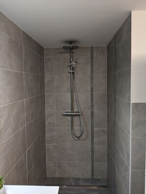 Douche, sèche-cheveux, serviettes fournies, savon