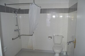 Double Room, Accessible | Bathroom shower - Hôtel-Bar Le Bellevue (Ax-les-Thermes)