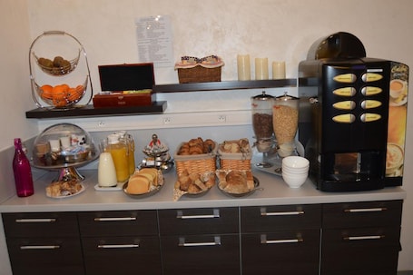 Daily continental breakfast (EUR 10 per person)
