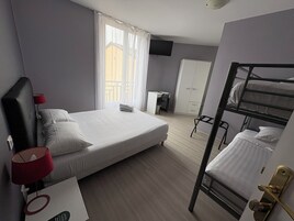 DecoraciĂłn personalizada, muebles diferentes y escritorio