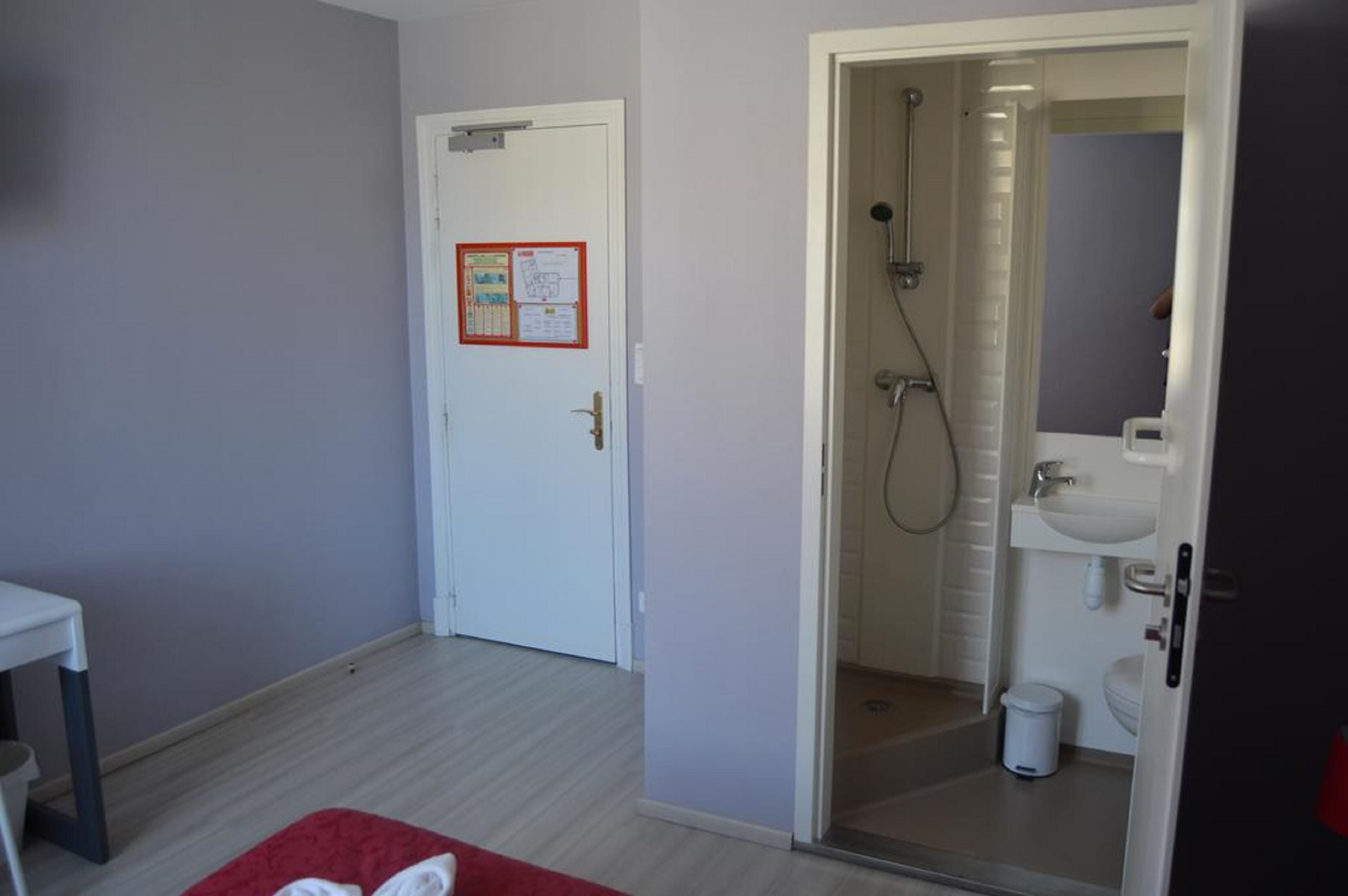 standard double room (douche) | 1 bedroom, individually decorated, individually furnished, desk