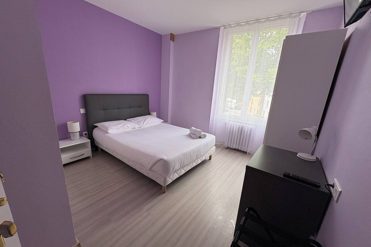 Habitación económica doble (douche) | Escritorio, tabla de planchar con plancha, wifi gratis