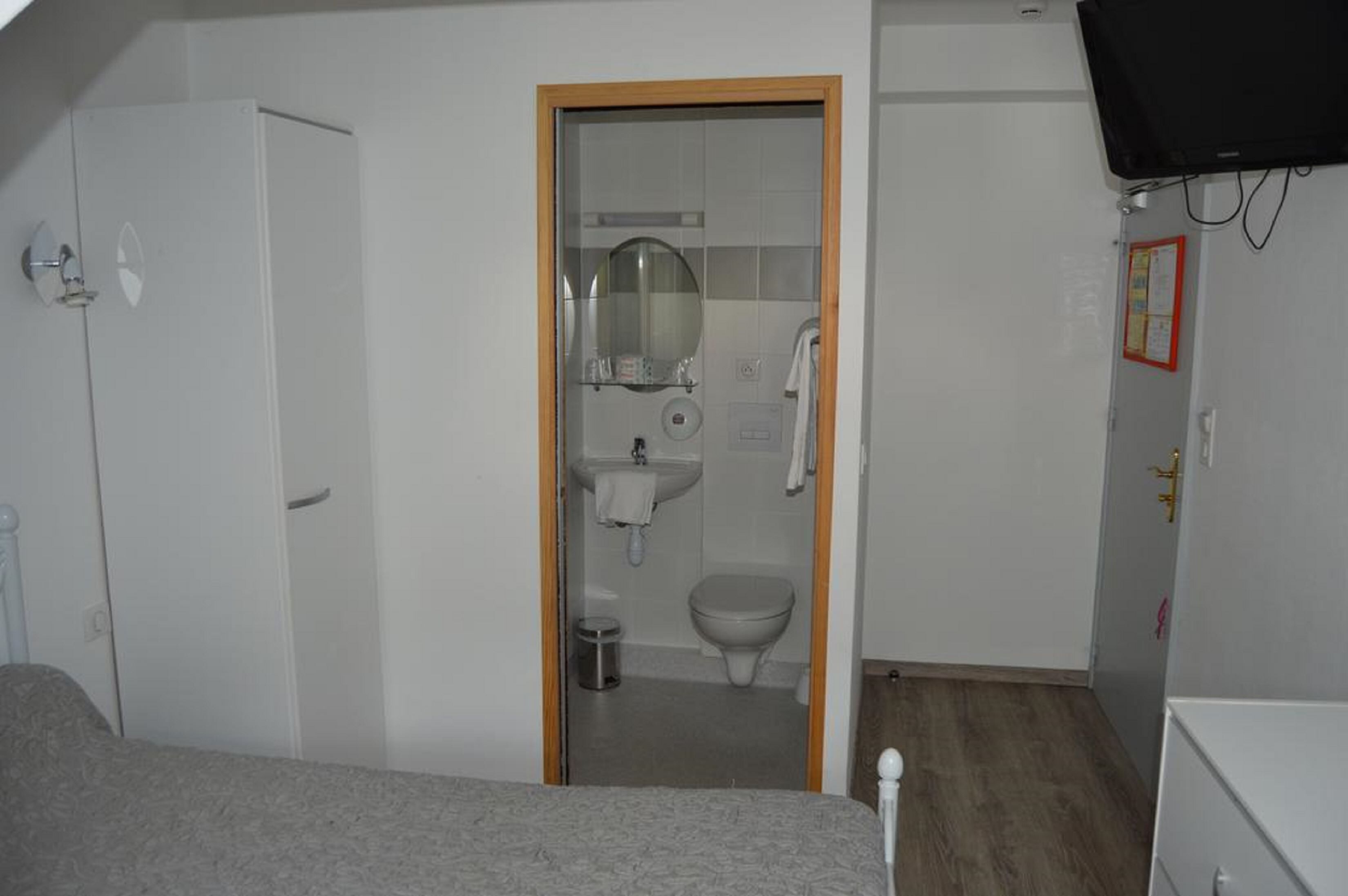 double room, accessible | accessible bathroom