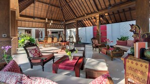 Vila, 5 quartos, piscina particular | 4 quartos, escrivaninha, ferros/tábuas de passar roupa