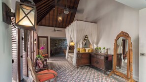 Vila, 5 quartos, piscina particular | 4 quartos, escrivaninha, ferros/tábuas de passar roupa