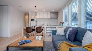 Un appartamento moderno con zona pranzo, cucina e soggiorno.