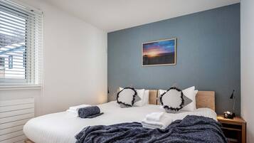 Apartment, 1 Bedroom, Non Smoking | 1 bedroom, in-room safe, desk, laptop workspace