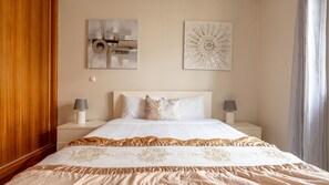 3 bedrooms, travel cot, free WiFi, bed sheets