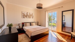 3 bedrooms, travel cot, free WiFi, bed sheets