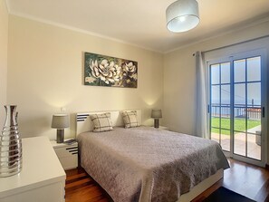 4 habitaciones, tabla de planchar con plancha y cuna de viaje 