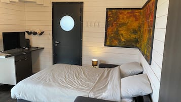 1 habitación, tabla de planchar con plancha, wifi gratis y ropa de cama
