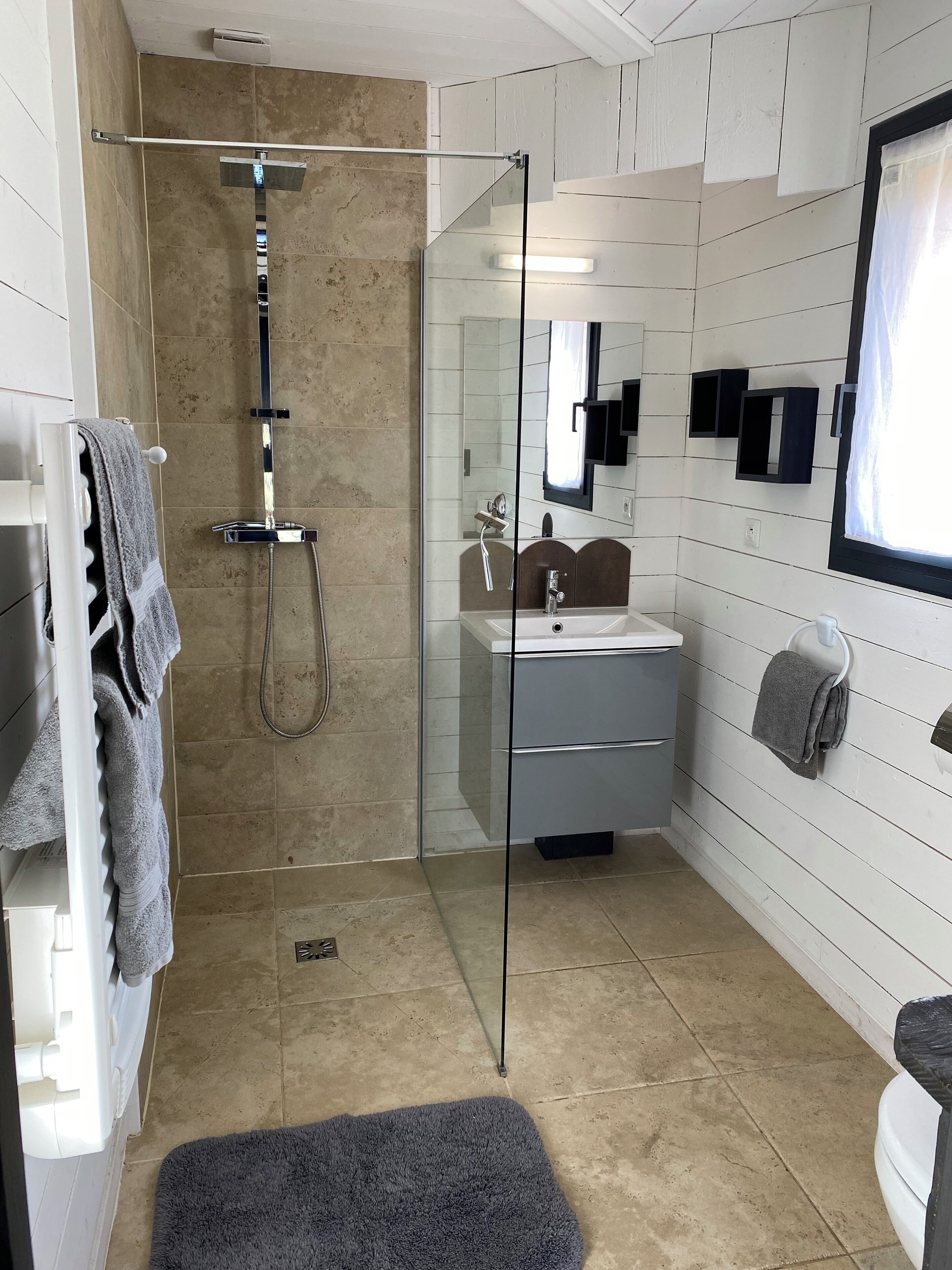 Een douche, een haardroger, handdoeken, toiletpapier