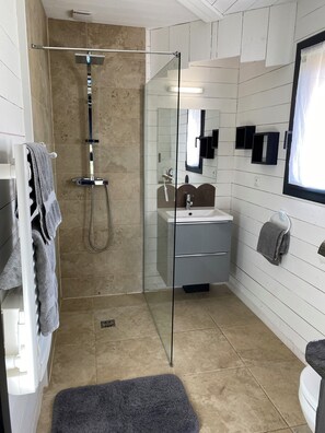 Shower, hair dryer, towels, toilet paper - Chalet, Nature, Spa & Sauna 2* #2 (La Réunion)