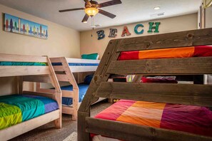 4 bedrooms, desk, iron/ironing board, travel crib - The Beach House, 2 Community Pools, 2,700 ft of fun! (Washington)