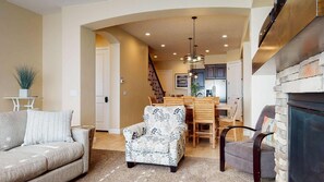 TV, fireplace, DVD player, table tennis - The Beach House, 2 Community Pools, 2,700 ft of fun! (Washington)