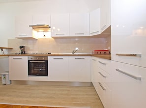Refrigerador, microondas, horno, placa de cocina