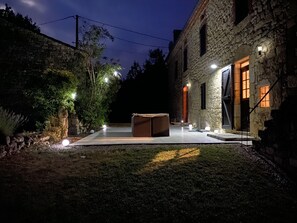 Terrace/patio - La Bonnetie - Beautiful stone cottage with pool (Livers-Cazelles)
