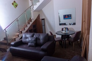 Royal Suite | Living room | 32-inch flat-screen TV with satellite channels, TV - House 7 Resort (Bida)