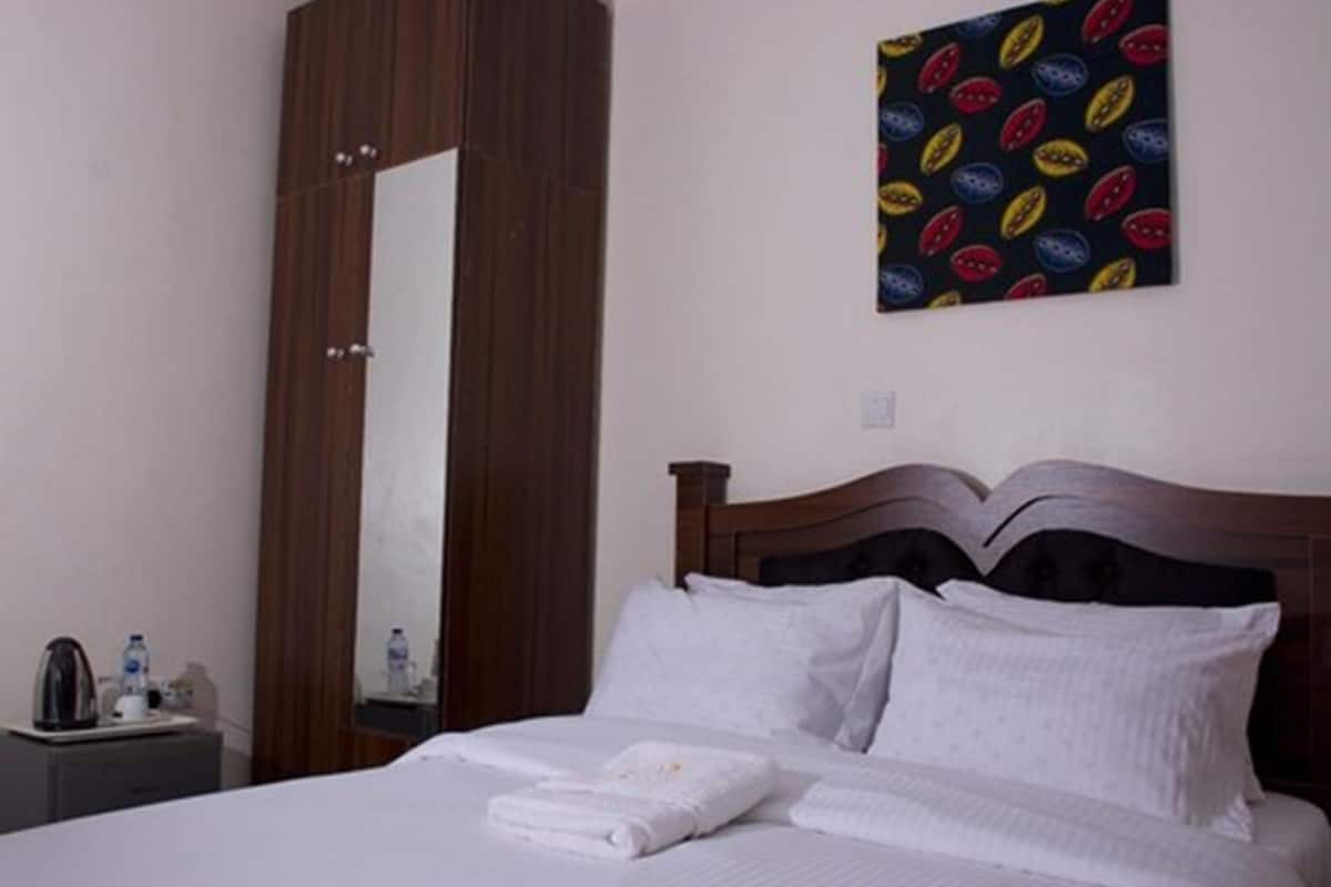 1 dormitorio, cortinas opacas, tabla de planchar con plancha