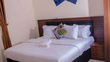 Signature Room | Blackout drapes, iron/ironing board, free WiFi, bed sheets