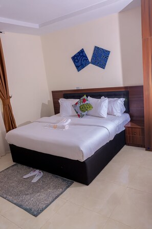 Signature Room | Blackout drapes, iron/ironing board, free WiFi, bed sheets - House 7 Resort (Bida)