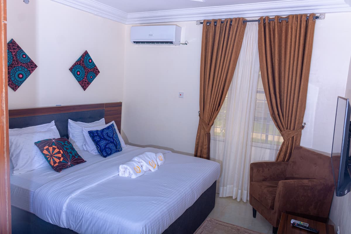 1 dormitorio, cortinas opacas, tabla de planchar con plancha