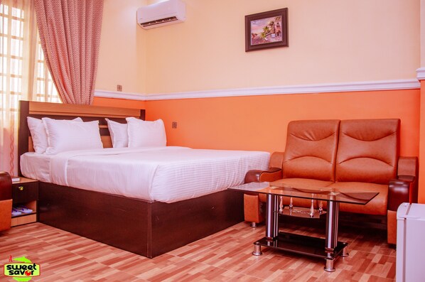 Habitación ejecutiva | Área de sala de estar | Televisión LCD de 32 pulgadas con canales vía satélite y televisión 