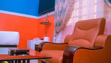 Estudio | Área de sala de estar | Televisión LCD de 32 pulgadas con canales vía satélite y televisión