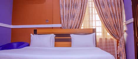 行政客房 | 埃及棉床單、高級寢具、記憶床墊、書桌