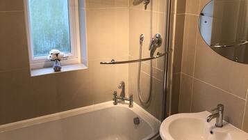 House | Bathroom | Combined shower/bathtub, hair dryer, towels, shampoo