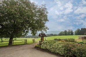 Property grounds - Holiday Apartment in Ferienhof Wetzel with Shared Garden and Terrace, ONE Pet allowed (Hergensweiler)