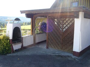 Terrace/patio - Holiday Apartment in Ferienhof Wetzel with Shared Garden and Terrace, ONE Pet allowed (Hergensweiler)