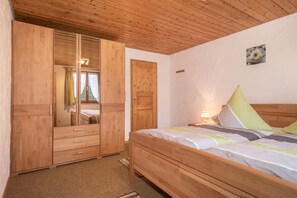 1 bedroom, free WiFi, bed sheets - Holiday Apartment in Ferienhof Wetzel with Shared Garden and Terrace, ONE Pet allowed (Hergensweiler)