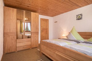 1 bedroom, free WiFi, bed sheets - Holiday Apartment in Ferienhof Wetzel with Shared Garden and Terrace, ONE Pet allowed (Hergensweiler)