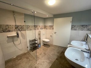 Dusche, Haartrockner, Handtücher