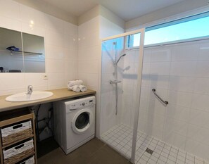Hårtørrer, bidet, håndklæder