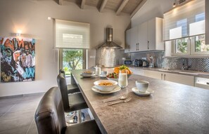 Fridge, oven, dishwasher, coffee/tea maker
