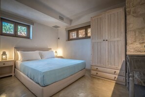4 bedrooms, in-room safe, iron/ironing board, free WiFi
