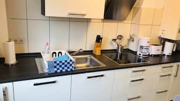 Fridge, oven, stovetop, coffee/tea maker