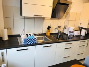 Kühlschrank, Ofen, Herdplatte, Wasserkocher mit Kaffee-/Teezubehör