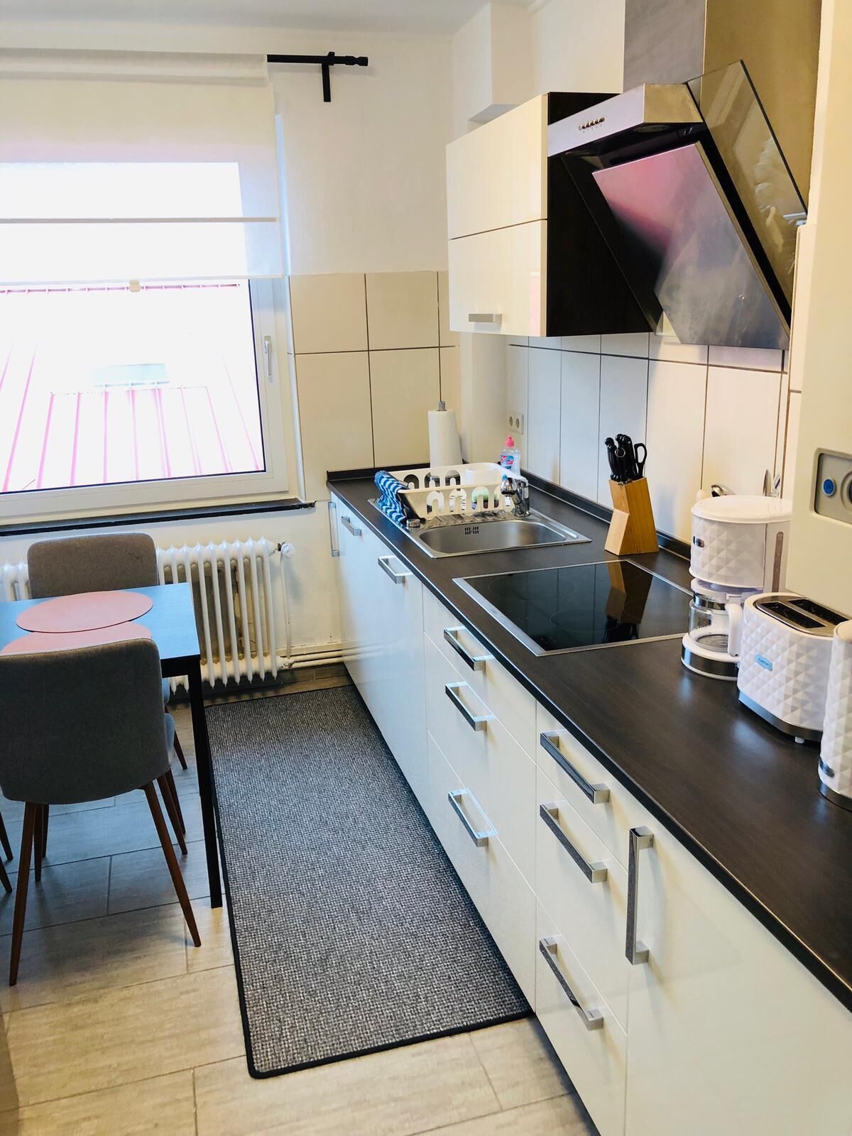 Kühlschrank, Ofen, Herdplatte, Wasserkocher mit Kaffee-/Teezubehör