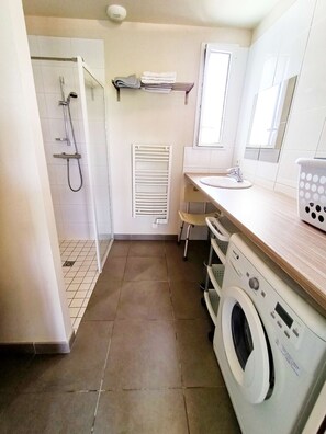 Séchoir à cheveux, bidet, serviettes fournies