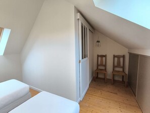 2 Schlafzimmer, Schreibtisch, Bügeleisen/Bügelbrett, Reisekinderbett
