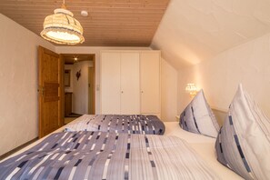 2 bedrooms, free WiFi, bed sheets - Idyllic Holiday Apartment in Ferienhof Wetzel with Shared Garden and Terrace, one pet allowed (Hergensweiler)